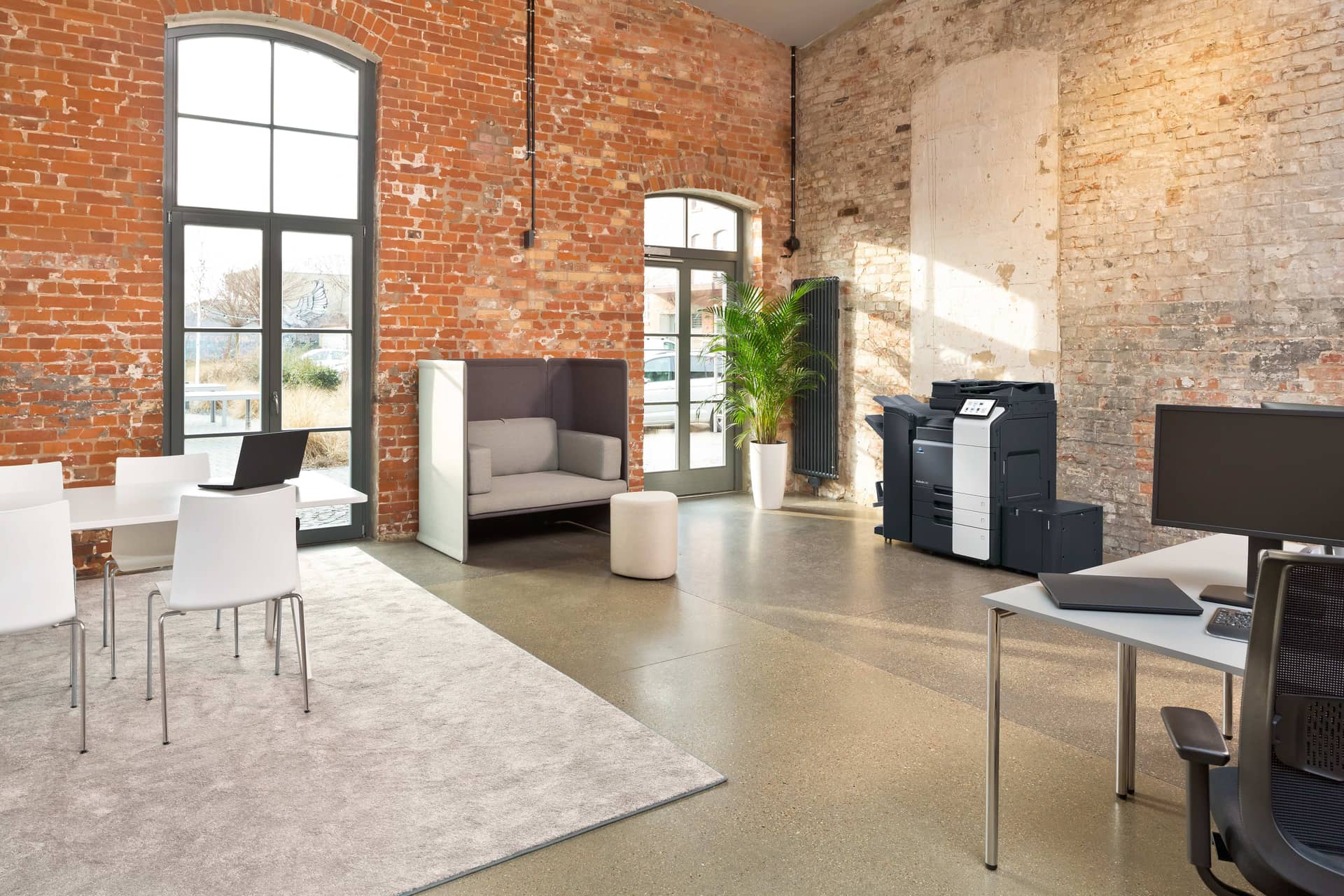Konica Minolta bizhub tiskárna v moderní kanceláři